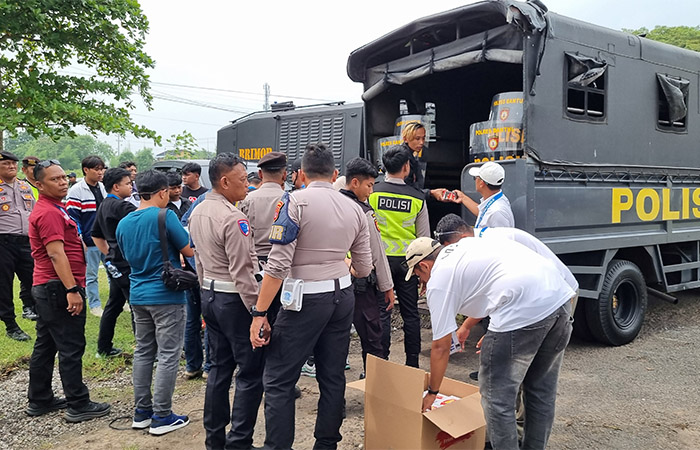 DILARANG: Panpel PSIM dan aparat kepolisian menertibkan para suporter Persebaya yang hadir di Stadion Sultan Agung Bantul, kemarin (25/1).