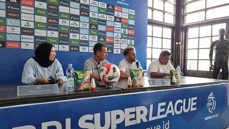 Sesi konferensi pers setelah pertandingan antara PSIM Jogja melawan Persebaya Surabaya.