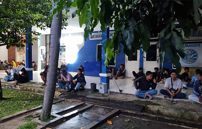 Para suporter PSIM berkumpul di area sekretariat Brajamusti dan The Maident untuk mengantre kepastian tiket pertandingan.