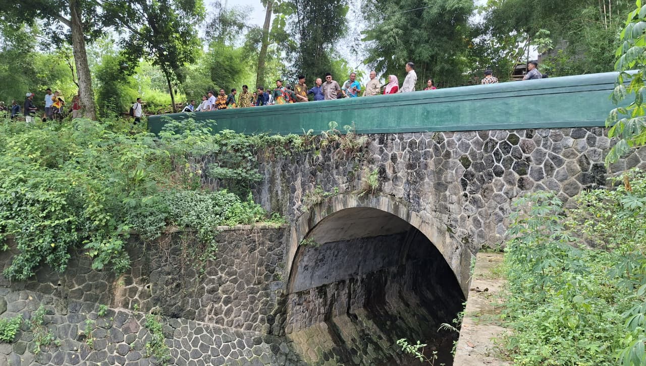 CEK: Komisi C DPRD DIY meninjau terowongan Sungai Papah yang mengalami rusak.