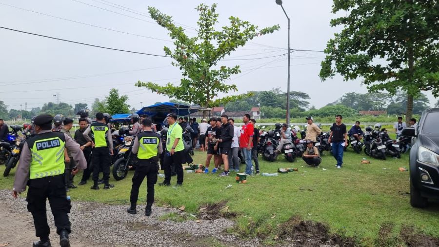 Panitia Pelaksana PSIM dan aparat kepolisian melakukan penertiban kepada para suporter Persebaya yang hadir di Stadion Sultan Agung Bantul