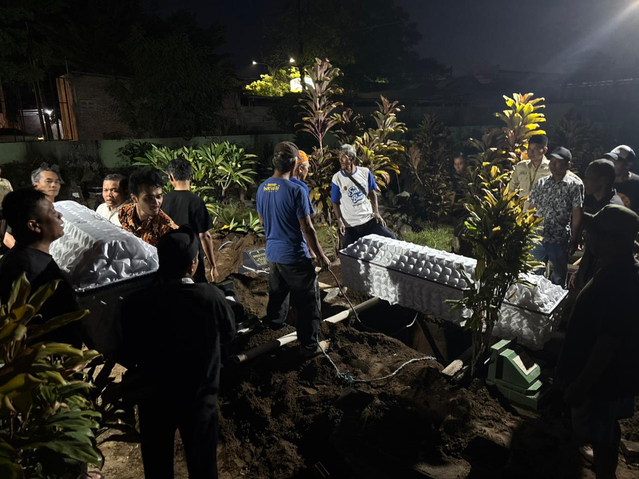 Pemakaman dua orang meninggal dunia terdampak angin