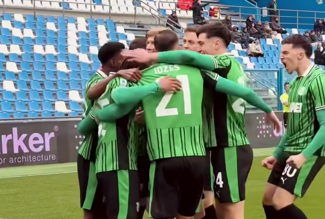 Para pemain Sassuolo rayakan gol tunggal Alieu Fadera yang memastikan kemenangan atas Cremonese di Serie A