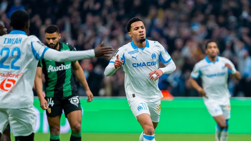Selebrasi Ethan Nwaneri setelah mencetak gol dalam kemenangan Marseille atas Lens