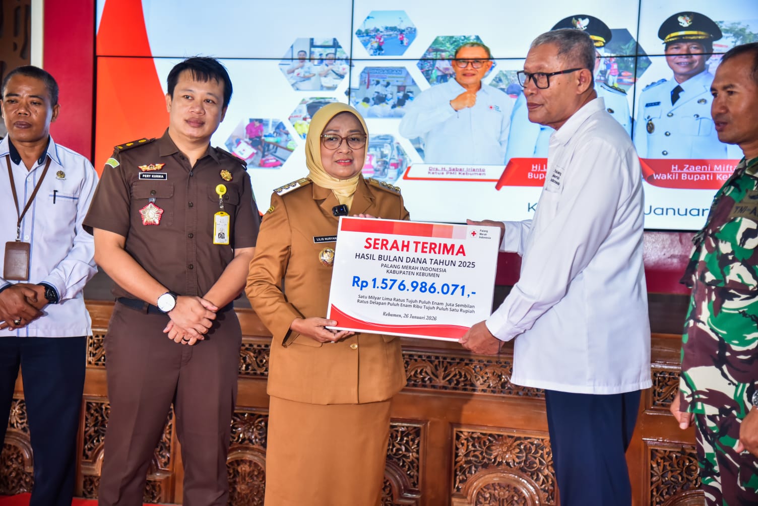 Penyerahan hasil penggalangan Bulan Dana PMI Kaupaten Kebumen tahun 2025 dengan perolehan sebesar Rp 1,57 miliar. (Dokumentasi Prokopim Kebumen)  &nbsp;