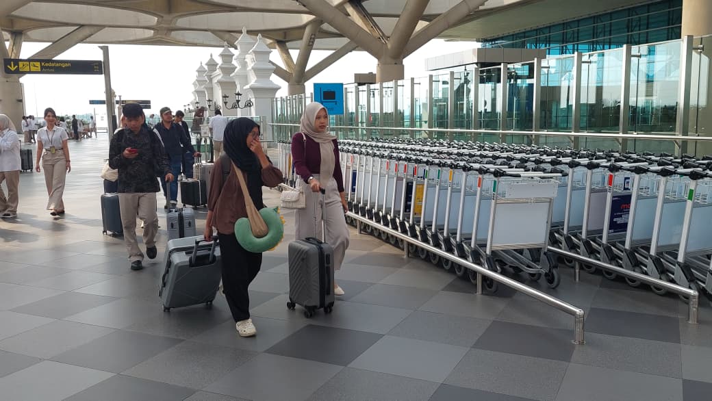 PENERBANGAN: Penumpang YIA memadati area kedatangan sebelum terbang.