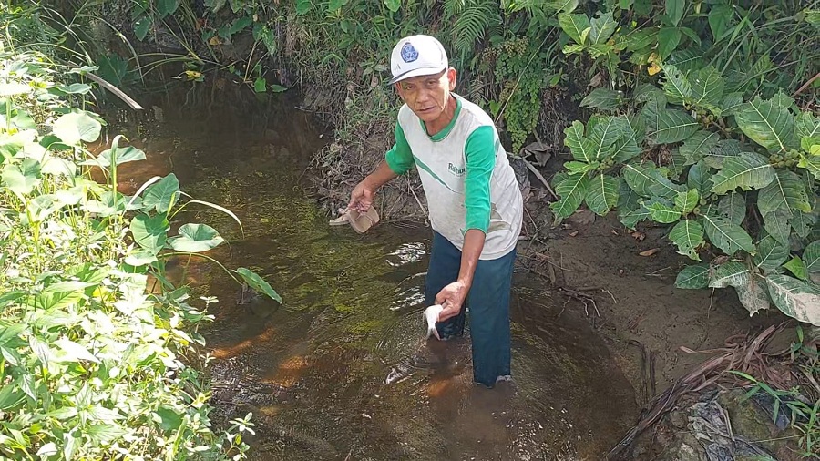 TEMUAN: Warga Kalurahan Banyuroto mendapati ikan mati akibat aliran sungai mengandung lindi TPA.