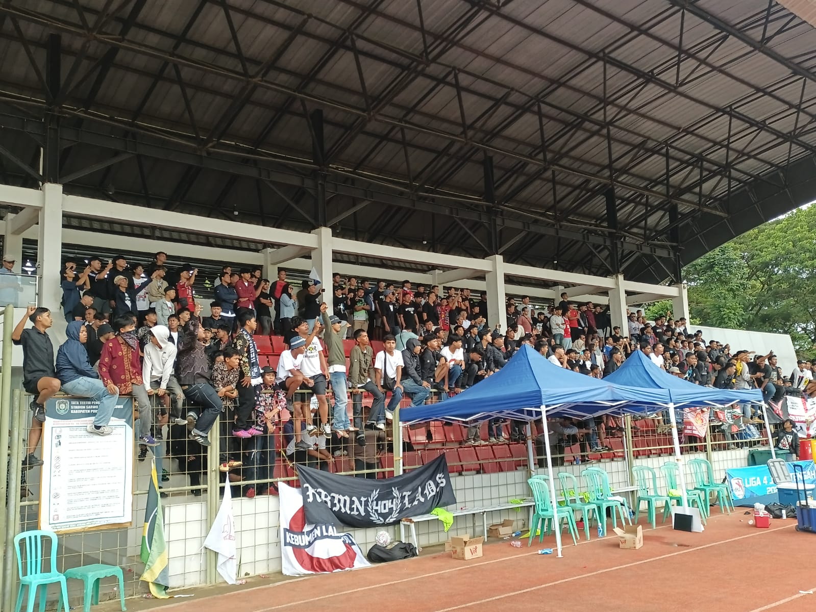 Antusias suporter Persak Kebumen saat mendukung timnya bermain di Stadion Sarwo Edhie Wibowo Purworejo pada laga lanjutan Liga 4 Jawa Tengah. (M Hafied/Radar Jogja)