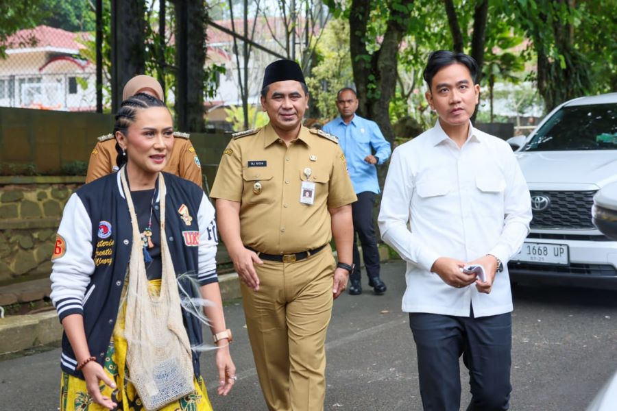 Wakil Presiden RI, Gibran Rakabuming Raka bersama Wakil Gubernur Jawa Tengah, Taj Yasin Maimoen