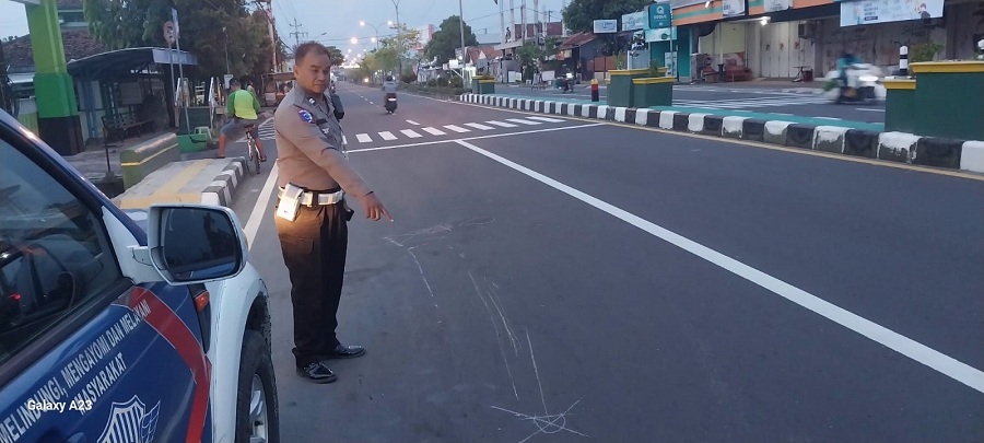 KASUS TINGGI: Polisi sedang mengamankan jalan saat terjadi kecelakaan&nbsp;Senin (26/1/2026).