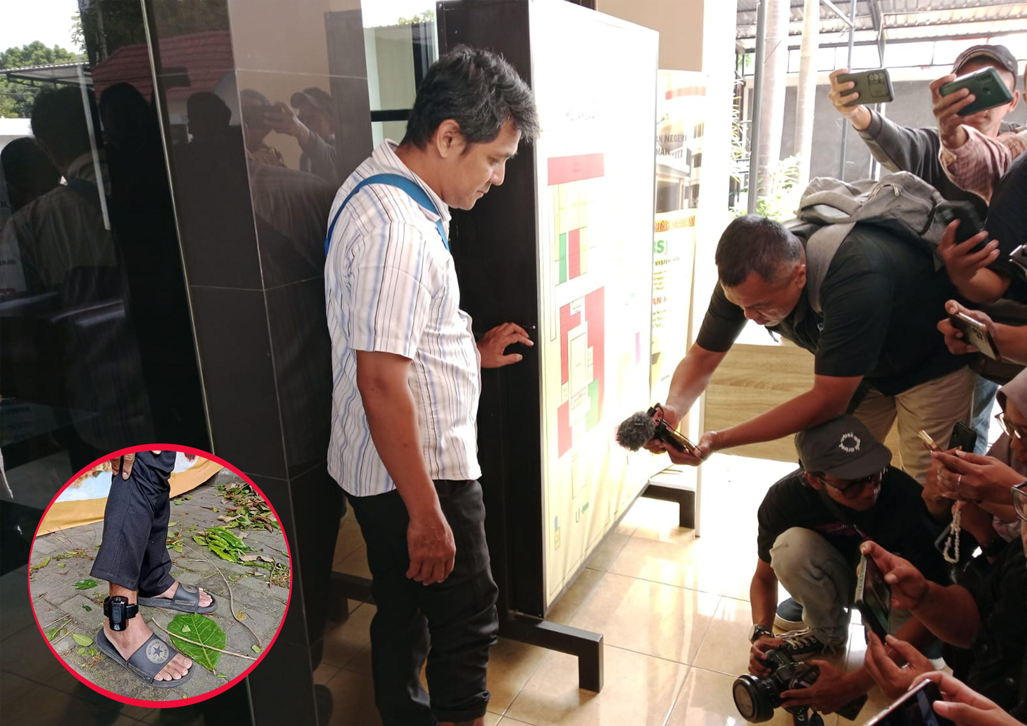 Awak media fokus memotret tersangka Hogi Minaya yang kenakan Gelang GPS di kakinya.