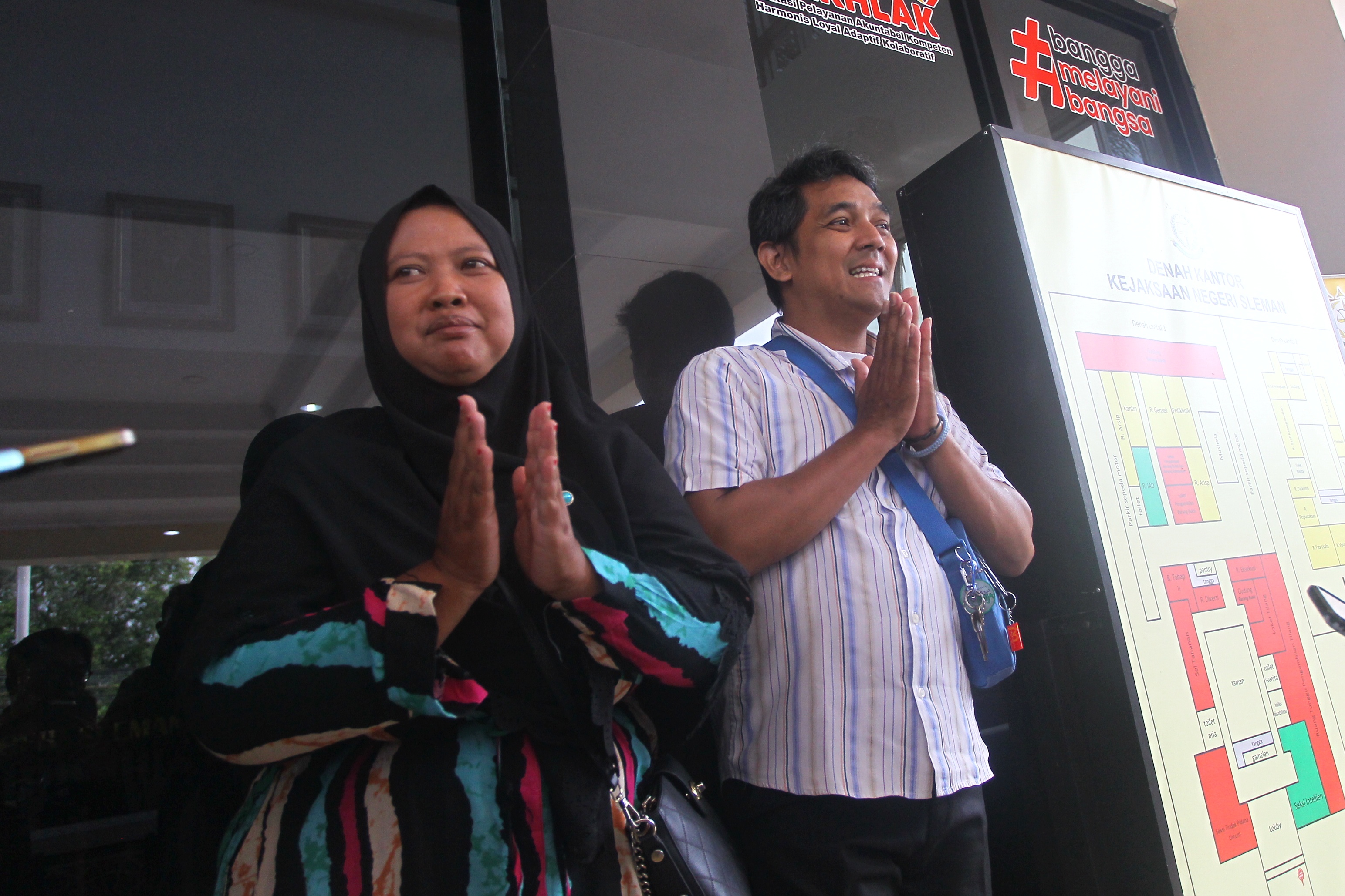 Hogi Minaya bersama istrinya usai pelepasan GPS yang dipasang si pergelangan kaki.