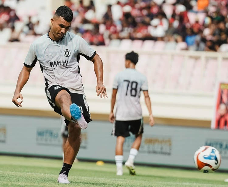 Striker asing PSS Sleman Gustavo Tocantins saat latihan.