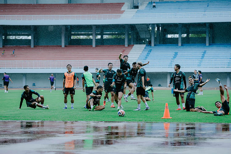 Para pemain PSIM Jogja berlatih dalam kondisi musim hujan.