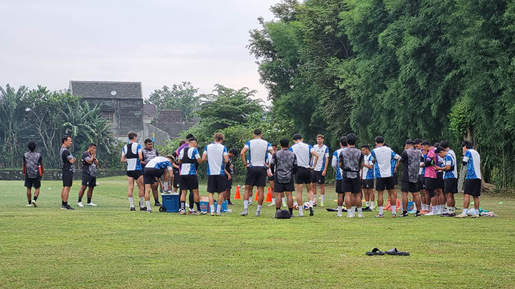 DIGENJOT: Para pemain PSIM Jogja saat menjalani sesi latihan rutin.