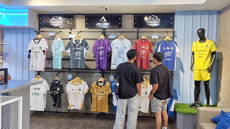 Direktur Utama PSIM Jogja Yuliana Tasno dan foto PSIM Store yang berada di Jalan Baciro Jogja.