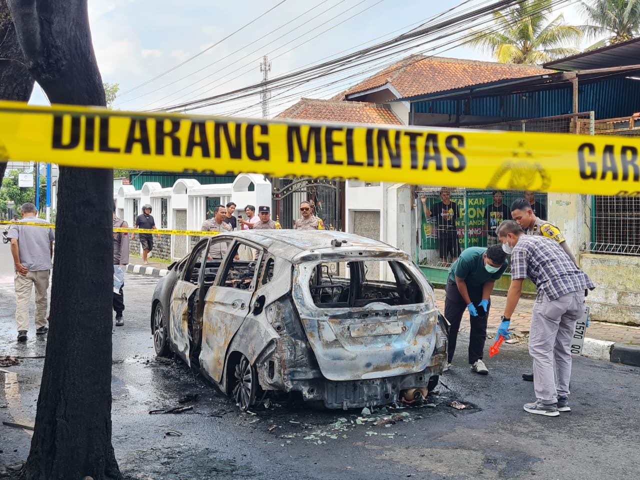 Kondisi mobil Honda Jazz yang terbakar di Jalan Jeruk Timur I, Kota Magelang, Senin (26/1/2026).