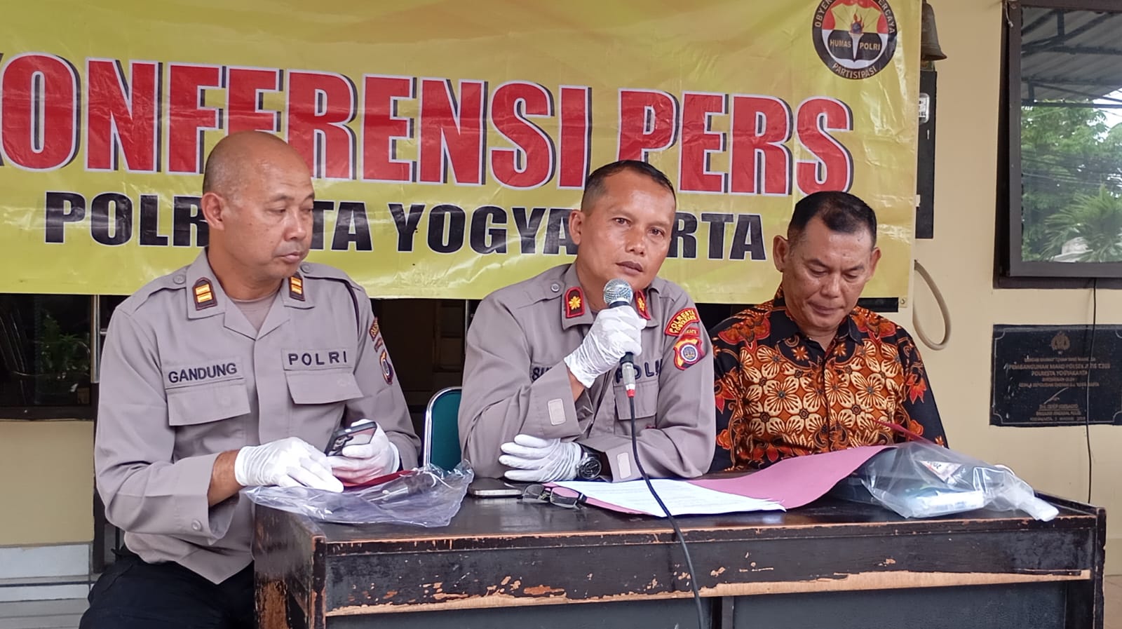 Kapolsek Jetis Kompol Sumalugi saat menyampaikan keterangannya di Polsek Jetis, Senin (26/1/2026).