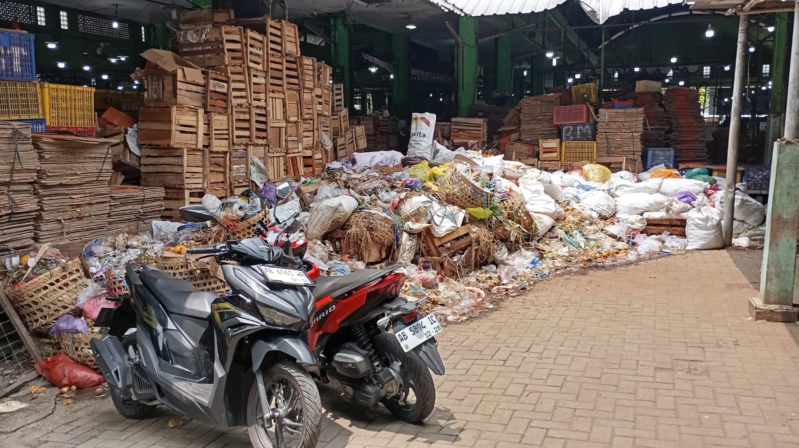 Sampah limbah buah dan sayur yang menggunung di Pasar Induk Giwangan, Senin (26/1/2026). Kondisi itu sudah berlangsung sampai satu bulan lebih.