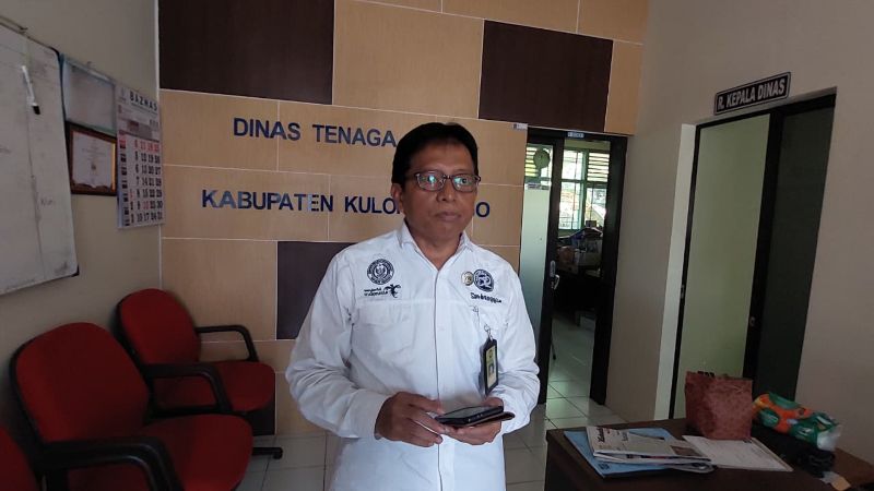 Kepala Disnaker Kulon Progo&nbsp;Bambang Sutrisno di kantornya.