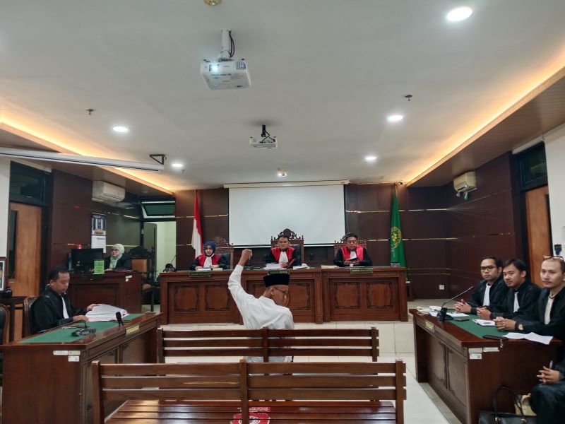 PROSES HUKUM: Pernada Arie saat mengepalkan tangan sebelum persidangan di Pengadilan Negeri Sleman Selasa (27/1).
