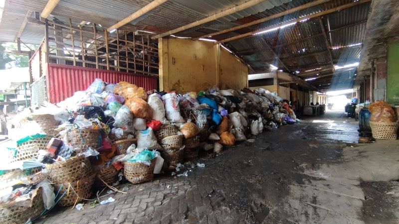 MENGGUNUNG: Kondisi sampah di samping depo sampah Pasar Bantul yang masih menumpuk Selasa (27/1).