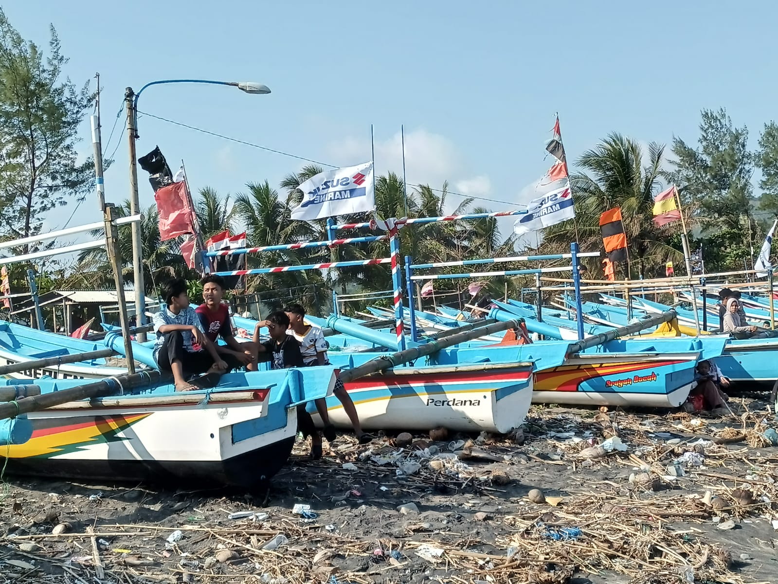 Perahu nelayan di Pantai Pasir, Kecamaan Ayah tampak terparkir di tepi pantai. Para nelayan memutuskan enggan pergi melaut akibat cuaca ekstrem. (M Hafied/Radar Jogja)  &nbsp;