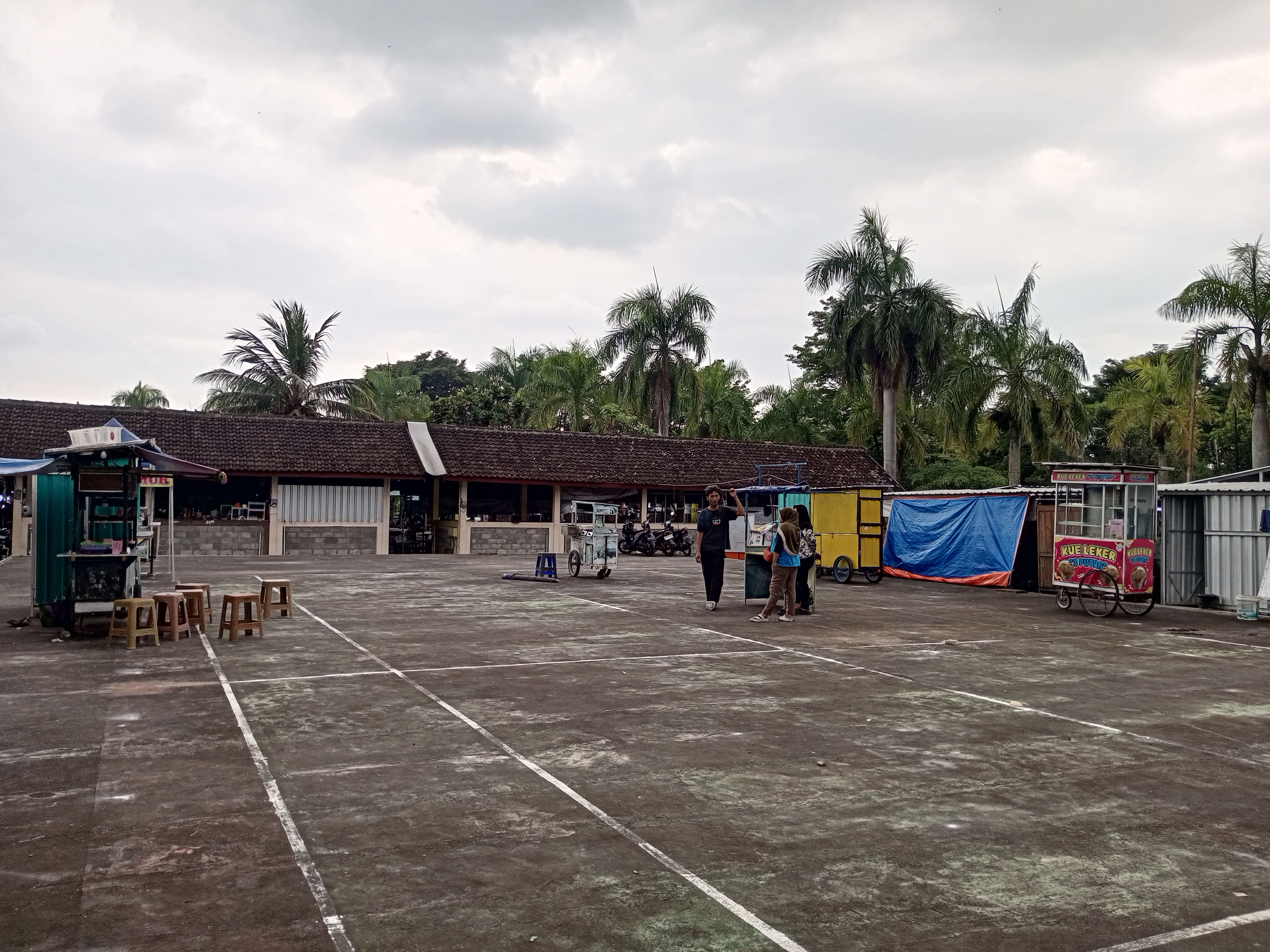 10 PKL Eks Alun-alun Wonosari sudah mulai berjualan di Lapangan Tenis Taman Kuliner sejak Sabtu lalu (24/1).