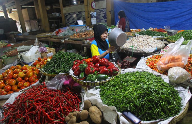 MEROKET: Pedagang sayuran di Pasar Beringharjo turut kecipratan berkah dengan naiknya harga sayur karena program MBG Selasa (27/1).