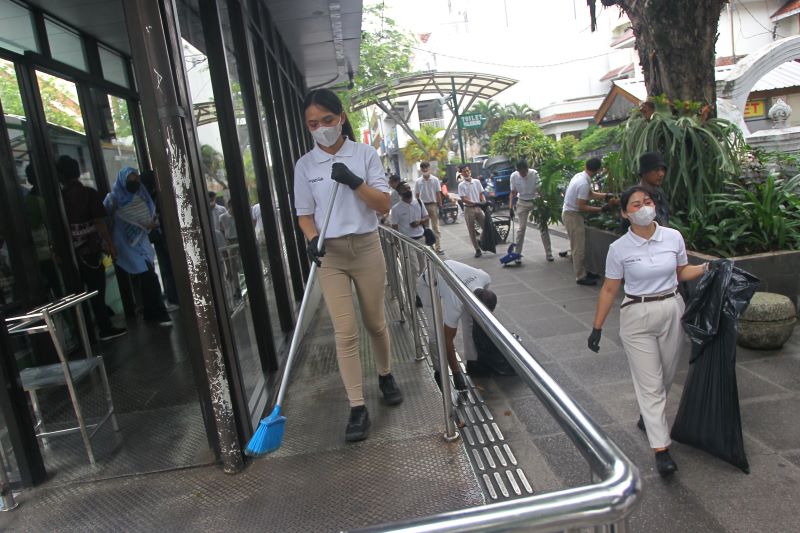 Warga membersihkan kawasan semi pedestrian Malioboro saat diadakan kerja bakti terpadu, Kota Jogja, Selasa (27/1).
