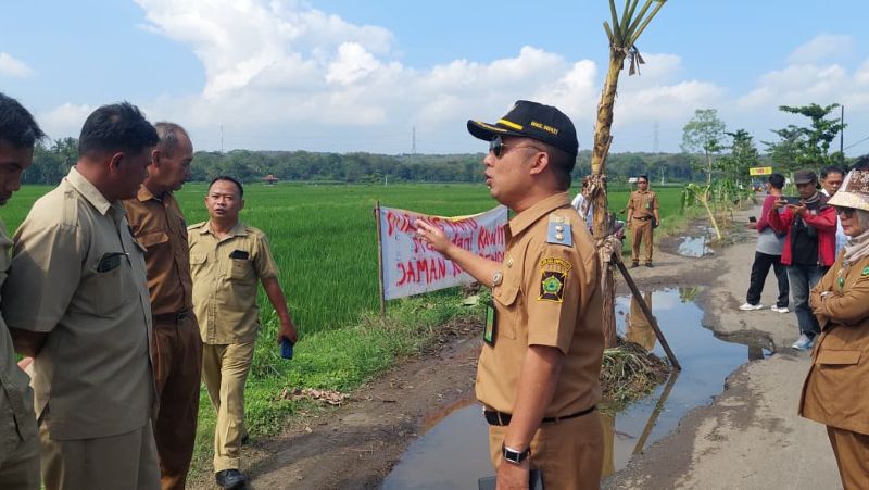 TANGGAP: Wakil Bupati Kulon Progo meninjau Jalan Rusak di Kalurahan Srikayangan.