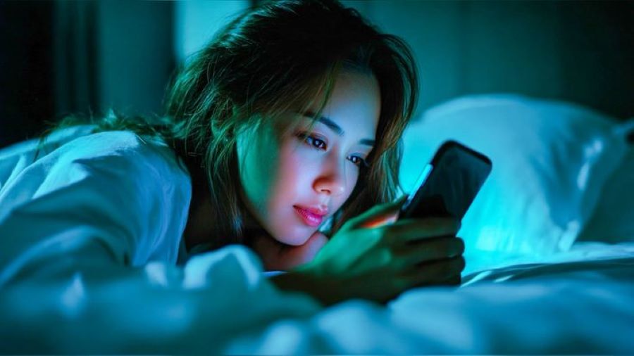 Kebiasaan menatap layar terus-menerus menjadi penyebab utama mata minus (Pinterest)