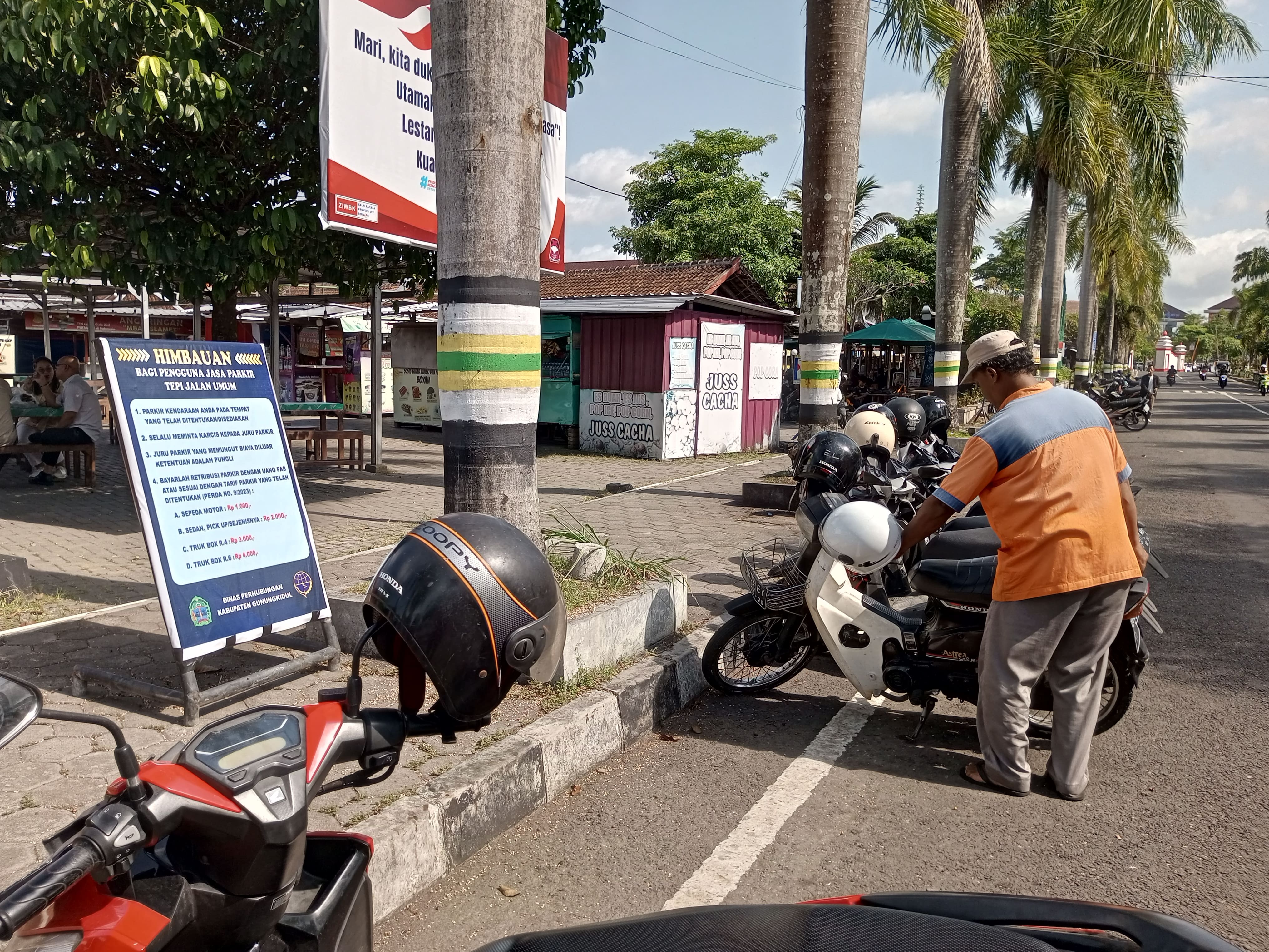 Tempat Parkir di kawasan Taman Kuliner Wonosari menggunakan bahu jalan dan trotoar.  &nbsp;