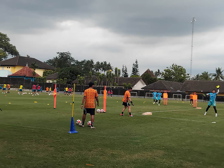 Para pemain PSS Sleman saat menjalani latihan rutin