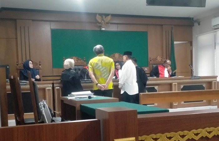PERIKSA BUKTI: Penghageng II Kawedanan Panitikisma Keraton Jogja KRT Surya Satriyanto (batik kuning, Red) menjadi saksi dalam sidang di PN Jogja, kemarin.