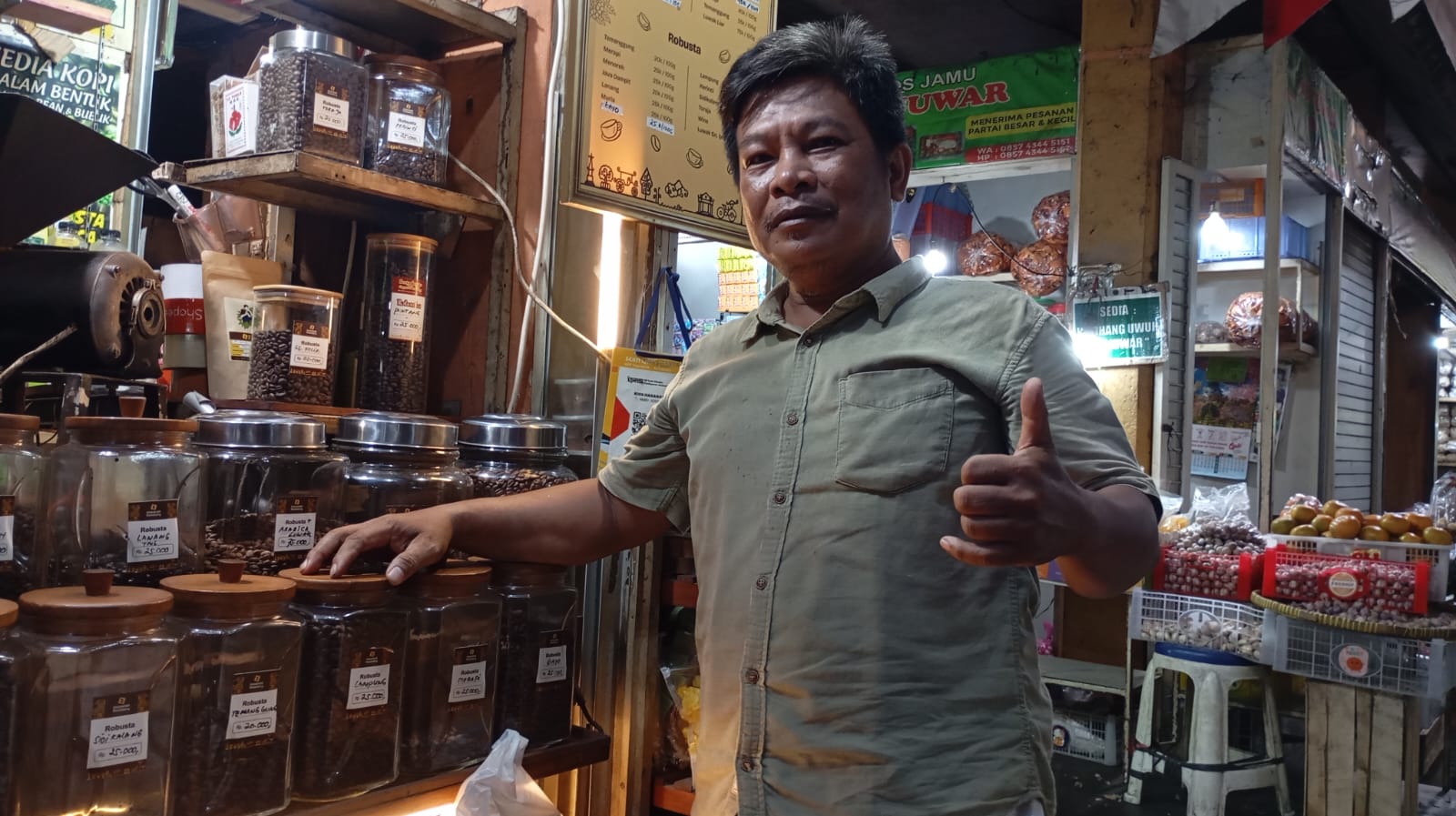 Kun Hariana,50 saat melayani pembeli di Kios Hasanah miliknya yang berada di los jamu dan rempah Pasar Beringharjo, Selasa (21/1/2026).