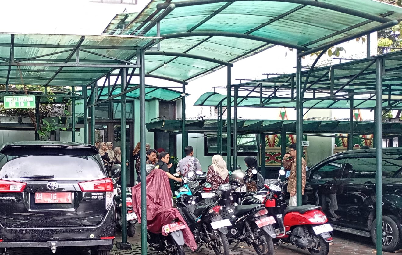 Sejumlah pegawai Pemerintah Kota (Pemkot) Jogja saat berhamburan keluar pasca gempa bumi yang terjadi pada Selasa (27/1/2026).