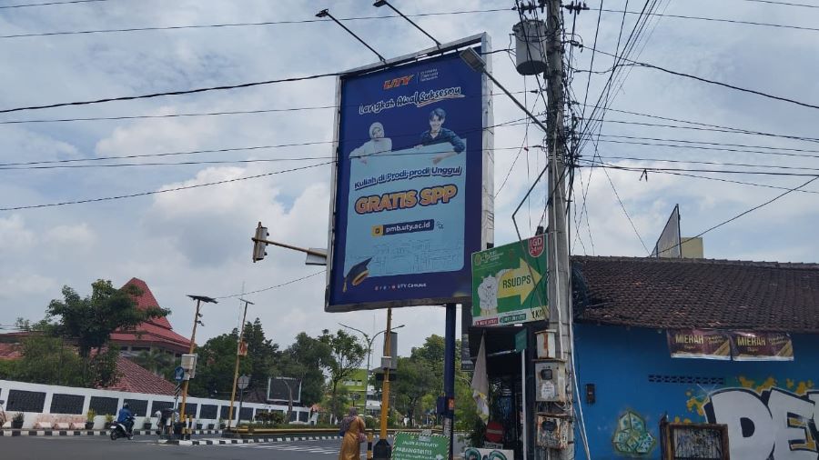 ILEGAL: Reklame penerimaan mahasiswa baru kampus UTY termasuk reklame ilegal yang berada di Simpang Empat Gose, Jalan Jendral Sudirman, Bantul Selasa (27/1)