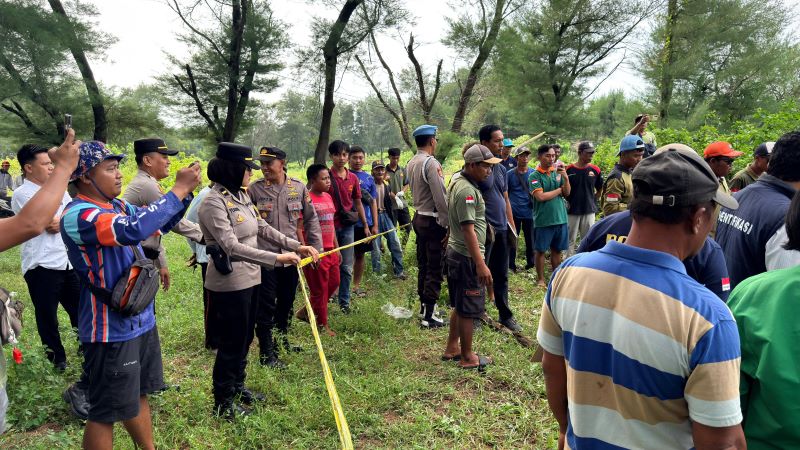 TKP: Petugas terkait sedang memeriksa tempat ditemukannya mayat di area Gumuk Pasir, Padukihan Grogol IX, Parangtritis, Kretek Rabu (28/1).