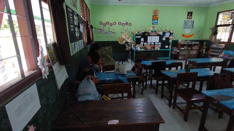 KETELADANAN: Ralea dan adiknya saat berada di ruangan kelas.