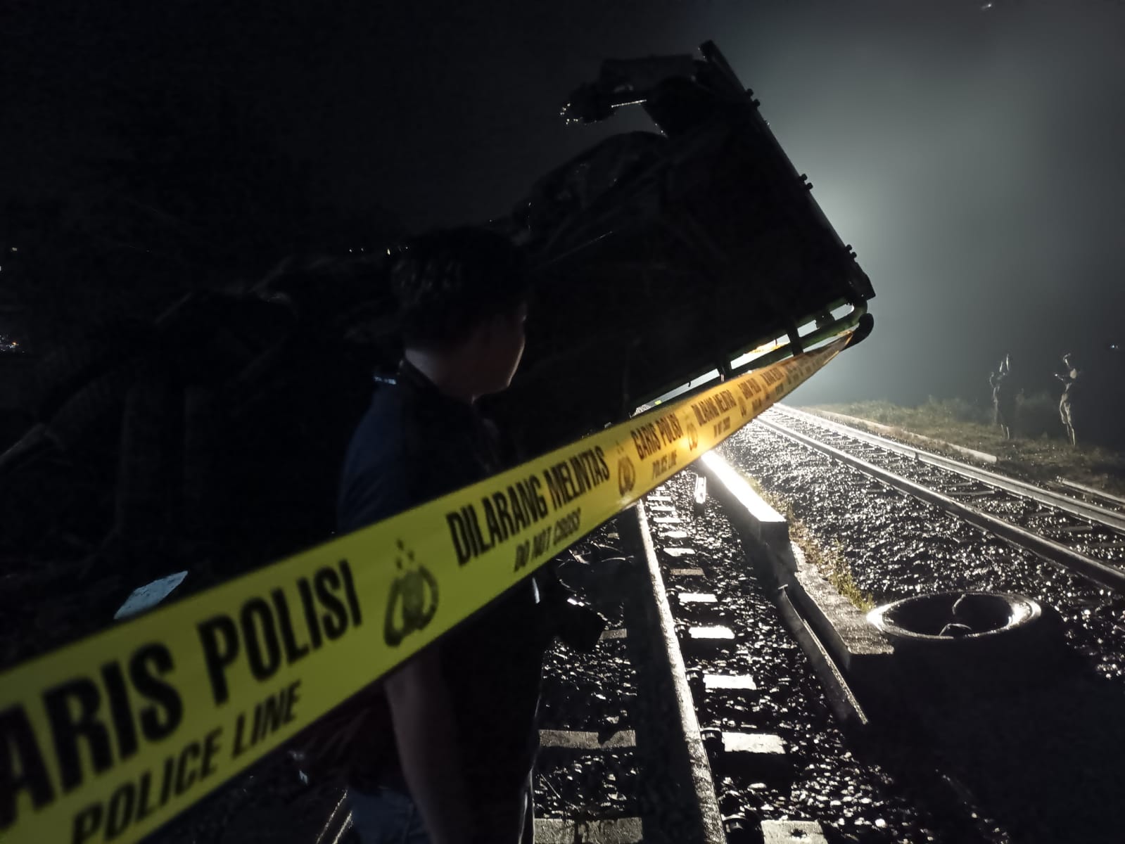 Proses evakuasi truk tronton yang terlibat kecelakaan di perlintasan kereta api di JPL 582 petak Jalan Raya Prembun-Kutowinangun memakan waktu lebih dari lima jam. (M Hafied/Radar Jogja)