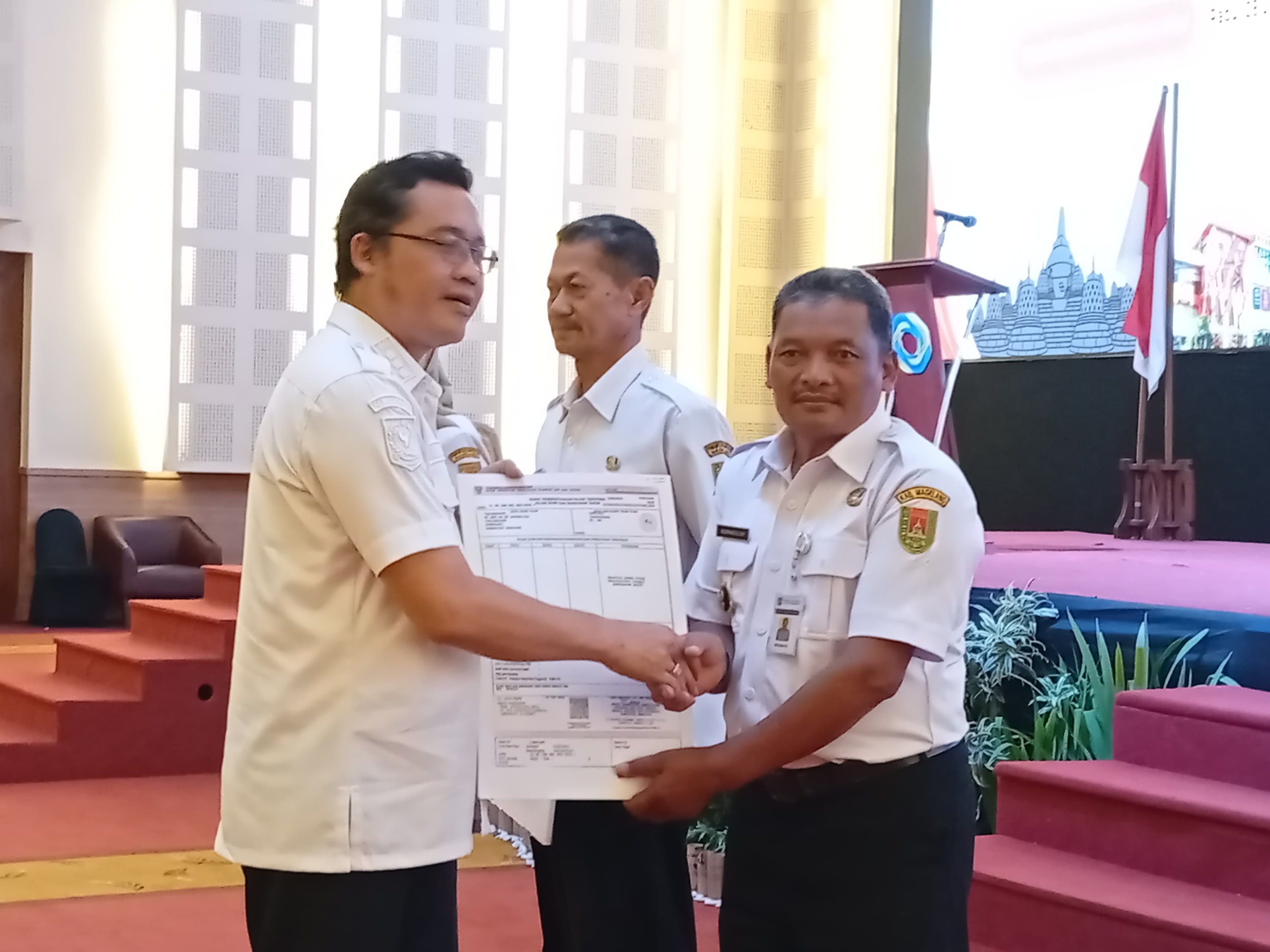 Bupati Magelang saat menyerahkan SPPT dan DHKP Pajak Bumi dan Bangunan Perdesaan dan Perkotaan (PBB-P2) Tahun 2026.