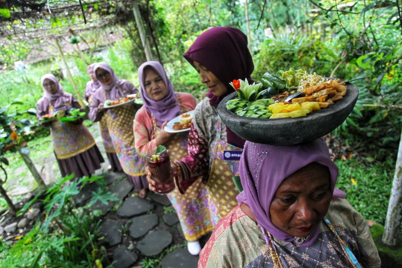 ADU SKILL: Kompetisi memasak ibu-ibu dari berbagai wilayah Jawa di Omah Lor, Candibinangun, Pakem, Sleman Rabu (28/1).