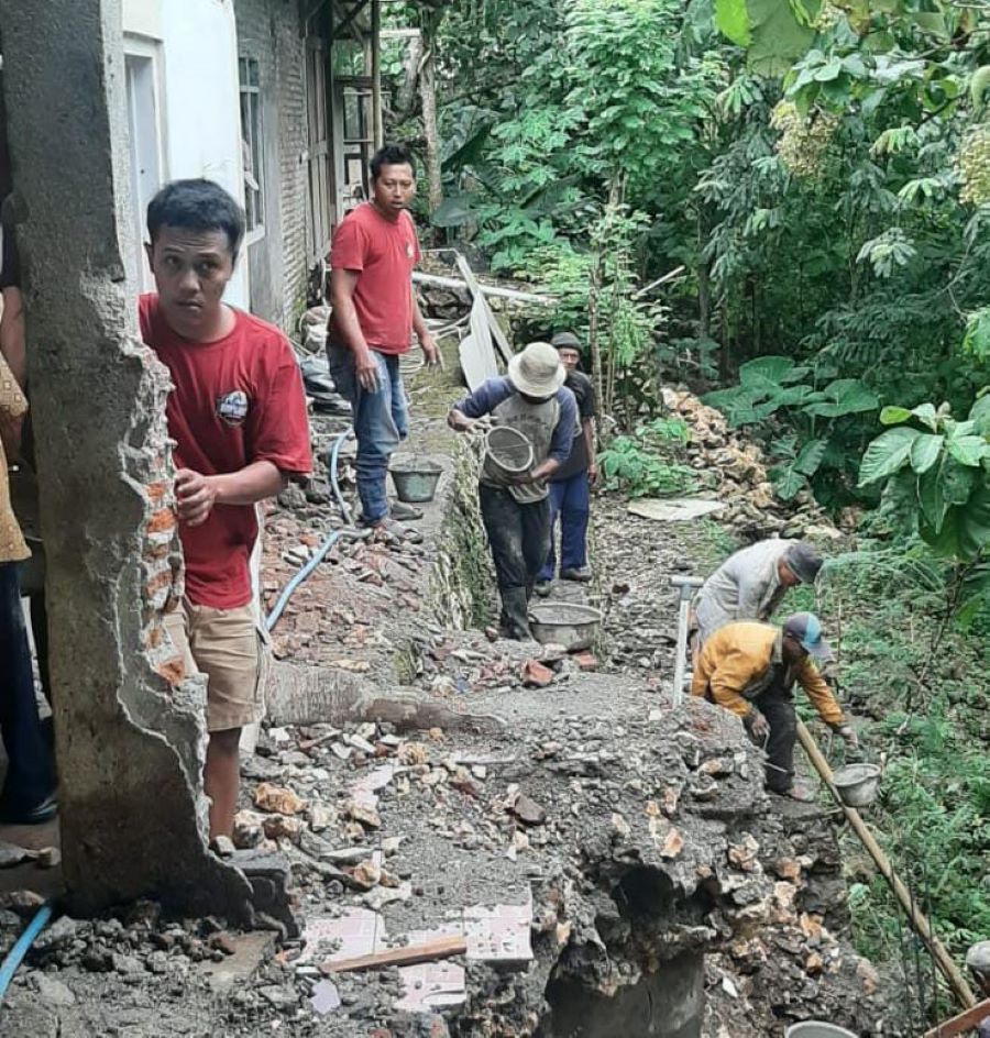 Talud dan kamar mandi warga Girikarto Kapanewon Pangang longsor akibat hujan deras pada Kamis lalu (22/1).