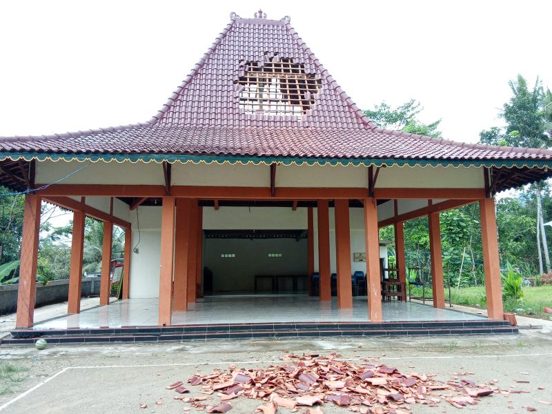 BANGUNAN RUSAK: Balai Padukuhan Ngasem Kalurahan Ngalang, mengalami kerusakan pada bagian atap pasca diguncang gempa magnitudo 4,4 pada Selasa (27/1/2026).