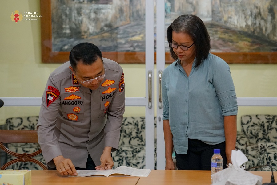 Penyerahan Serat Kekancingan Keraton Jogja melalui GKR Mangkubumi selaku Penghageng KHP Datu Dana Suyasa kepada Kapolda DIY Irjen Pol Anggoro Sukartono di ruang rapat Selasa (27/1/2026).