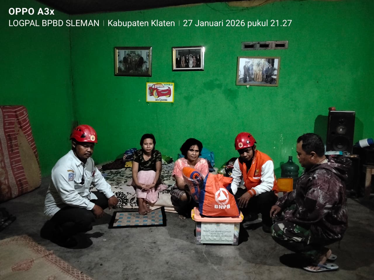 Penyerahan bantuan pada pemilik rumah terdampak