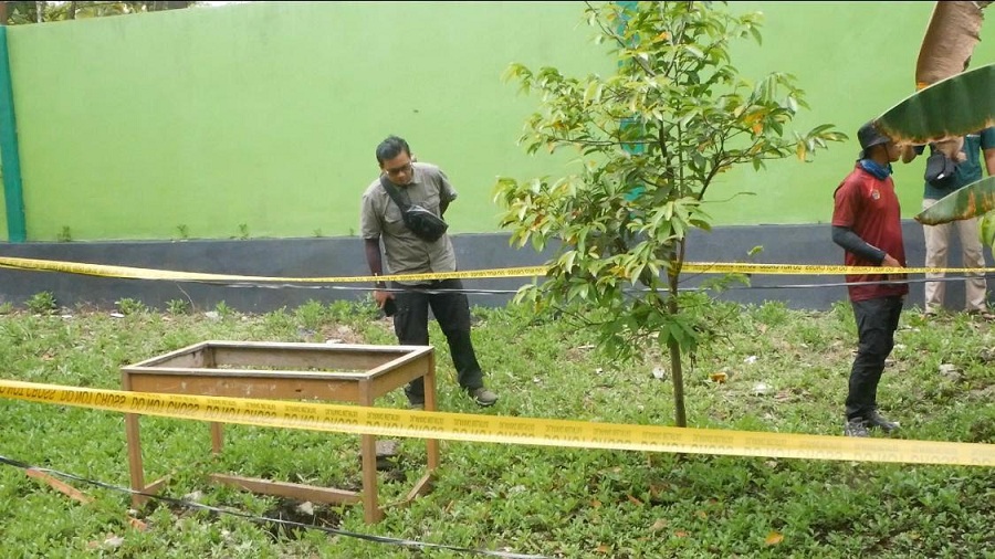 SEDANG DIUJI: Petugas BPPTKG saat menguji geolistrik di SMPN 3 Semanu Gunungkidul untuk mengantisipasi risiko sinkhole.