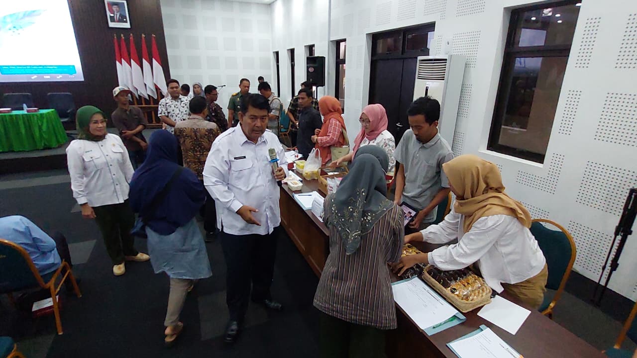 MEMILIH: Perwakilan SPPG memilih produk bahan pangan yang dapat digunakan untuk menu MBG.&nbsp;