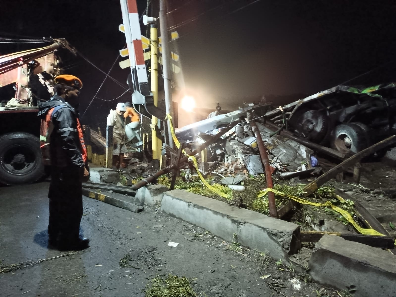 EVAKUASI : Petugas berupaya mengevakuasi truk tronton setelah terlibat kecelakaan dengan KA Gajayana di perlintasan kereta api, tepatnya di Desa Lundong, Kecamatan Kutowinangun, Selasa (28/1).